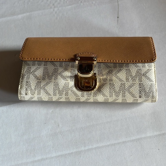 Michael Kors BRIDGETTE Flap Wallet - Picture 7 of 7